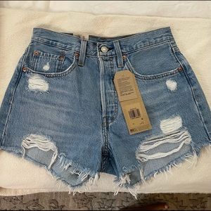 BNWT LEVIS HIGH RISE DISTRESSED SHORTS